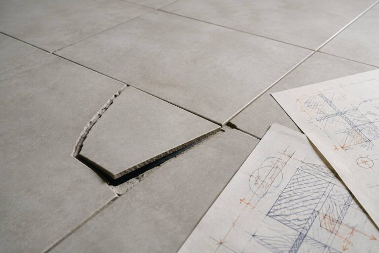 Carrelage décollé ou qui sonne creux : quelle garantie