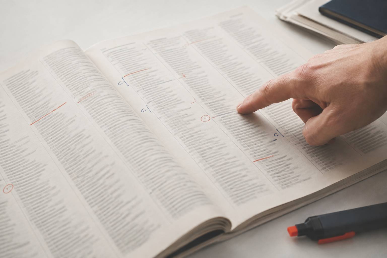 Journal officiel flou parcouru du doigt avec un surligneur discret